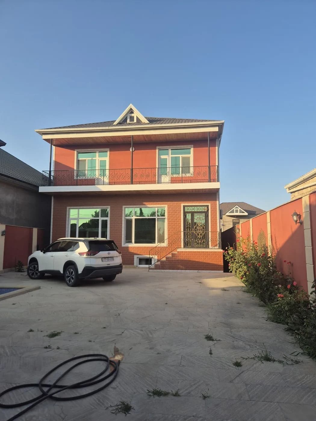 8 otaqlı həyət evi
