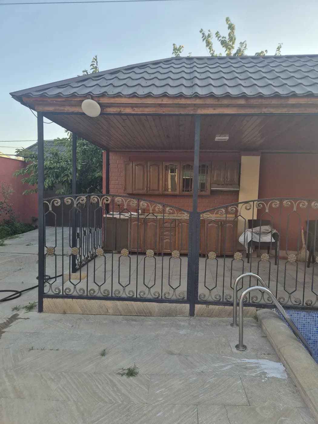 8 otaqlı həyət evi